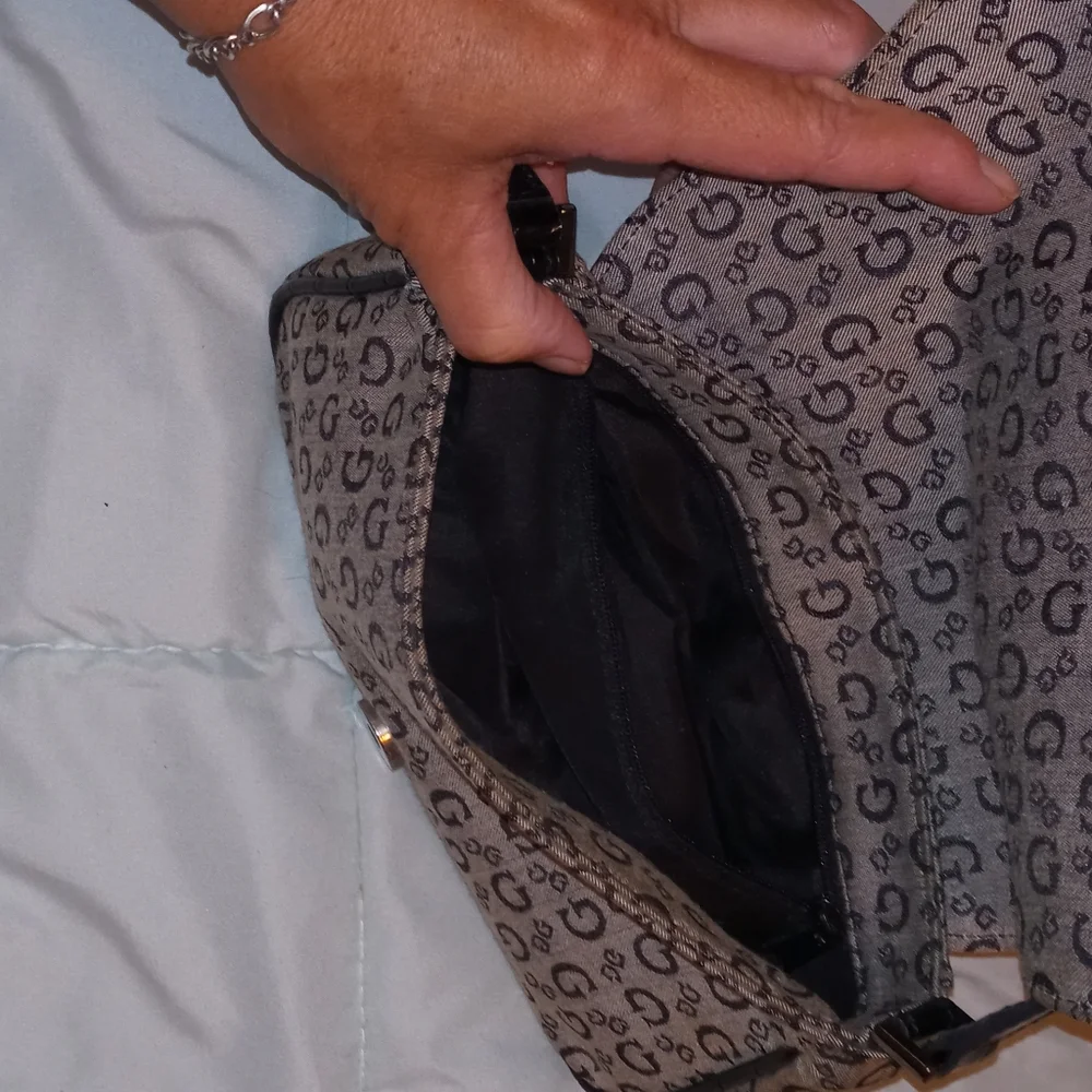 EUC Guess hand bag - Picture 4 of 4